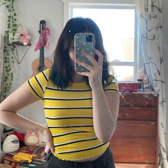 Stripped black and yellow crop top - Picture 3 of 3